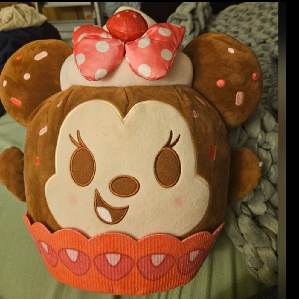 Disney Munchling Large Minnie Mouse‎ Strawberry Cupcake stuffed animal